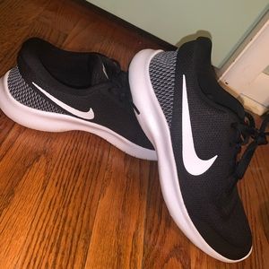 BLACK&WHITE NIKE WOMEN’S TENNIS SHOES